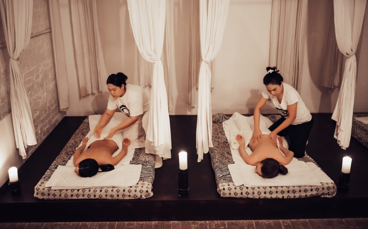 dwie przyjaciółki na masażu pleców w gabinecie spa